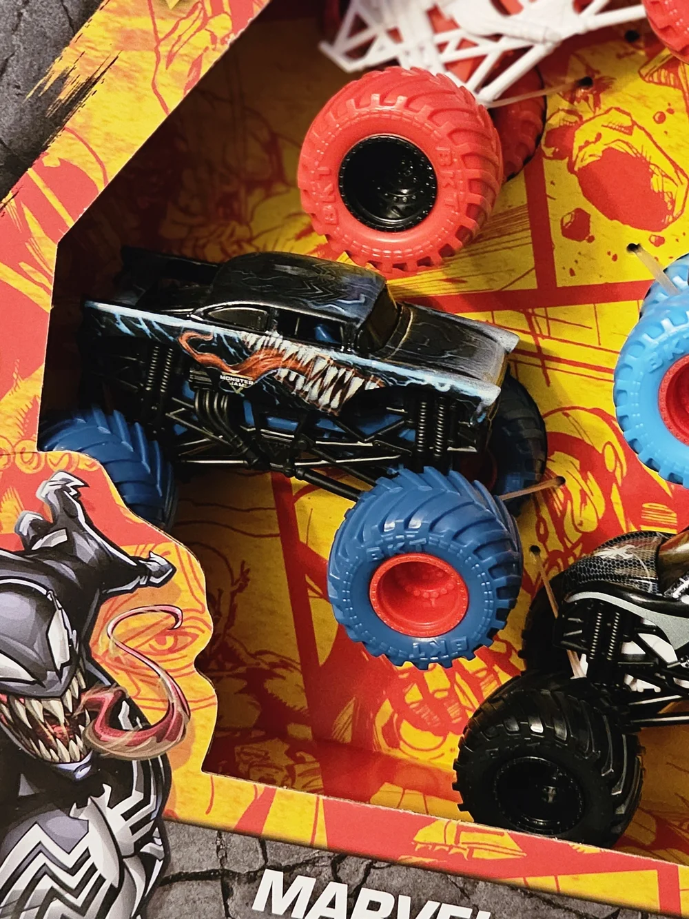 Monster Jam Marvel Super Heroes Spiderman And Venom 5 Truck Set 1:64